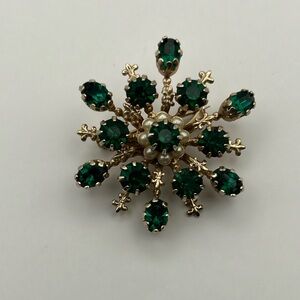 Vintage Goldtone Brooch w Green Rhinestones